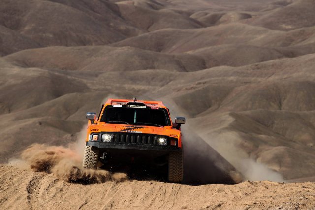 Битката на титаните продължава