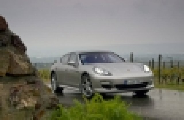Porsche пуска хибридна Panamera през 2011