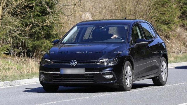 Новият VW Golf остана без камуфлаж