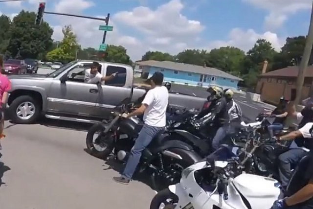 Разгневен шофьор нападна моторджии с пикапа си