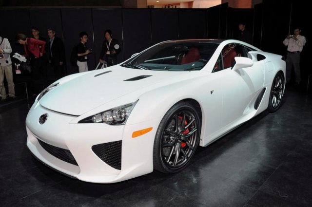 Lexus работи върху следващия LFA
