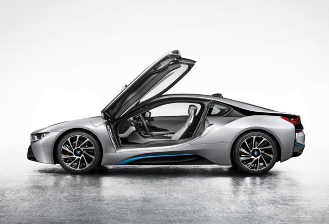 Първа снимка на серийното BMW i8 