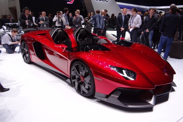 Уникалният роудстър Aventador J