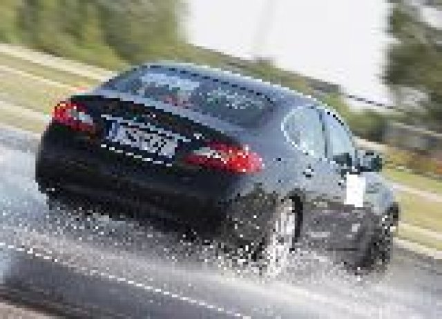 Фетел яхна Infiniti M37 на eSafety Challenge