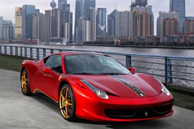 Училище в Китай бойкотира татко с Ferrari