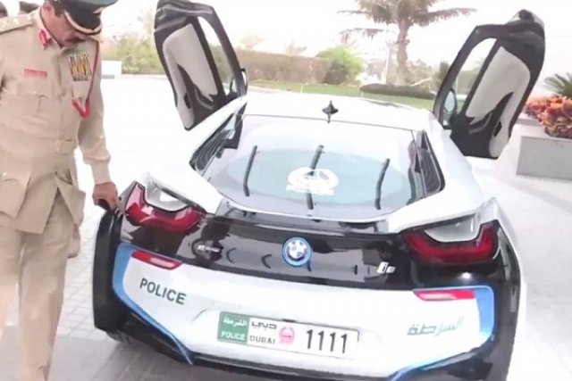 И BMW i8 облече униформа