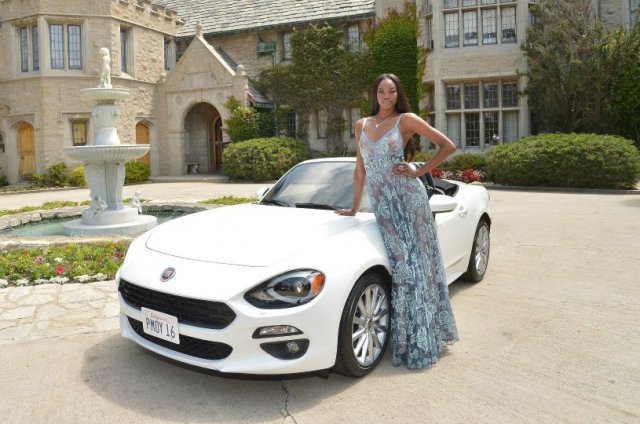 Модел №1 на Playboy получи Fiat 124 Spyder