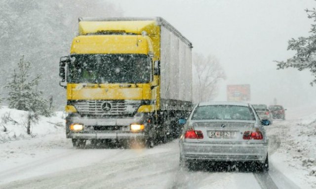 Сняг скова България, движението на места – с вериги