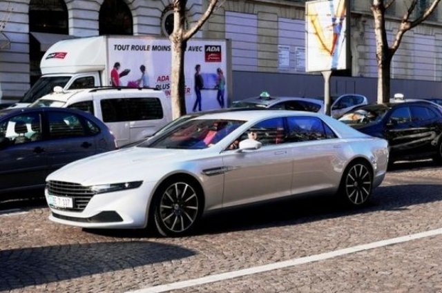 Седан за 1 млн. евро се разходи из Париж