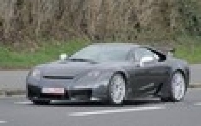 Lexus тества LF-A на Нюрбургринг