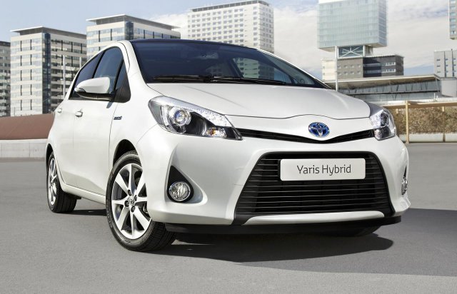 Предпремиерно: Toyota Yaris Hybrid