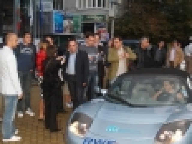 Наш министър подкара Tesla Roadster