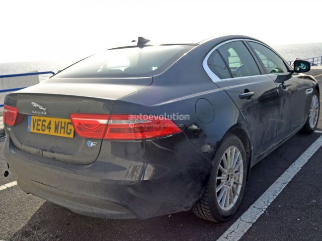 В Jaguar се заиграват с електричеството