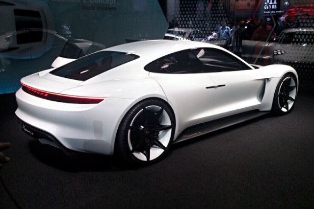 Porsche инвестира 1 млрд. евро в електромобил