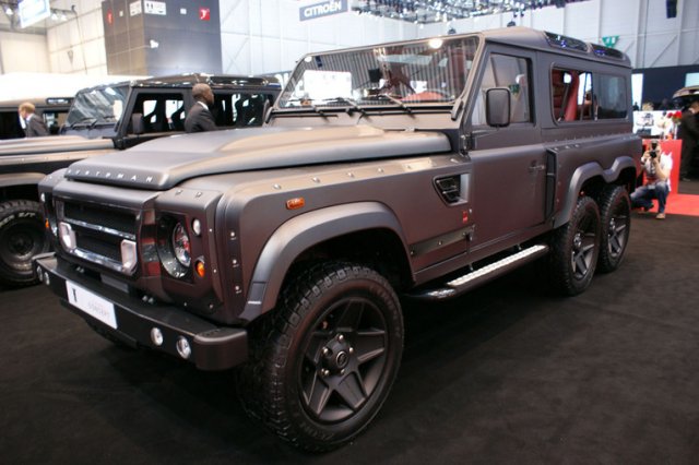 Land Rover Defender 6x6 се появи в Женева