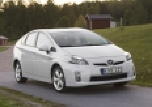 Toyota удря рамо на Mazda при хибридите?