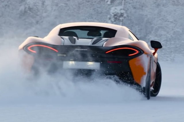 McLaren разходи 570S на леда в Арктика (Видео)