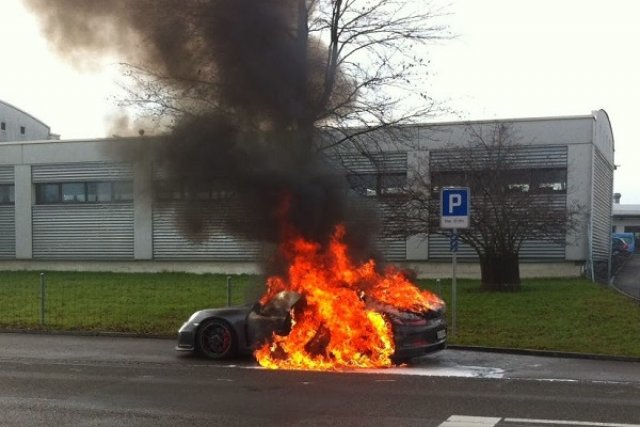 Porsche откри причината за пожарите при 911 GT3