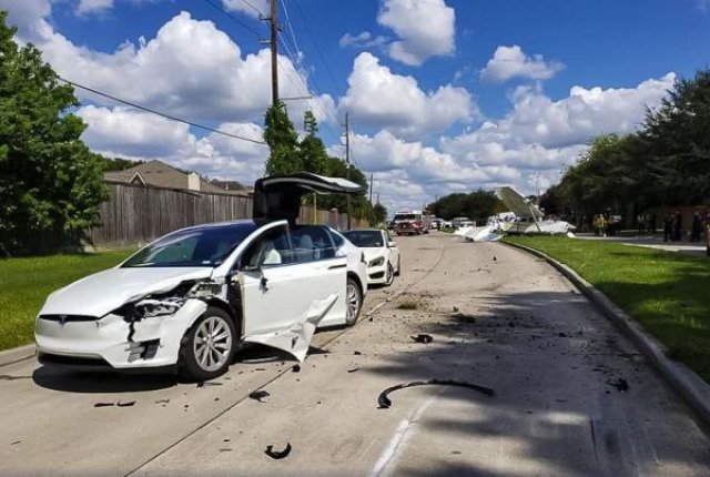 Tesla Model X оцеля след сблъсък със самолет
