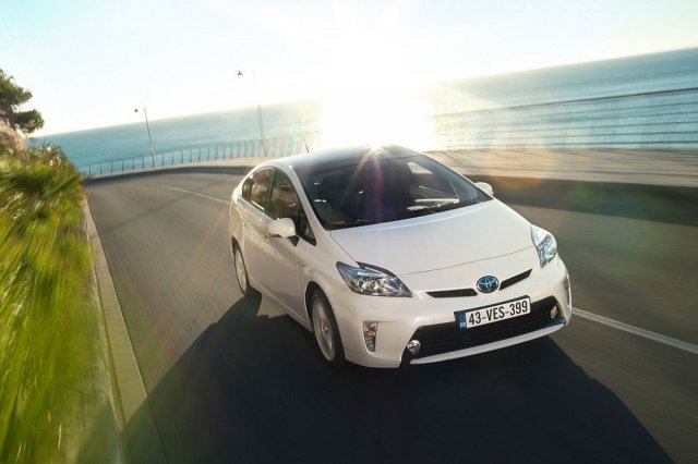 Toyota изтегля в сервизите си 625 000 хибрида