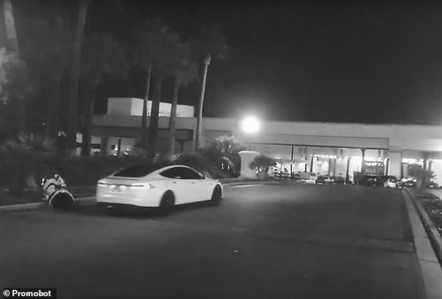 Автономна Tesla блъсна и 