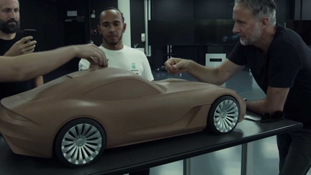 Mercedes показа на Хамилтън загадъчна суперкола