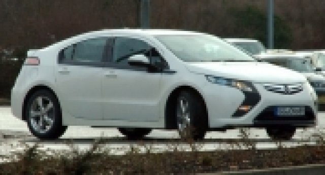 Серийният Opel Ampera заснет без маскировка