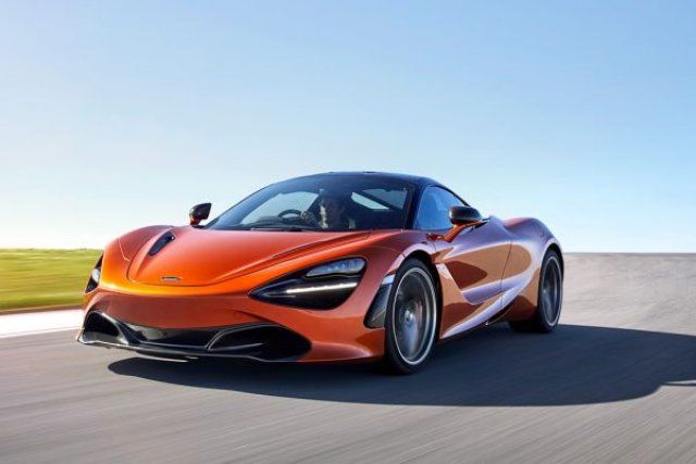 Два McLaren-а се гонят на магистрала (ВИДЕО)