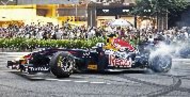 F1 болид по улиците на Йокохама