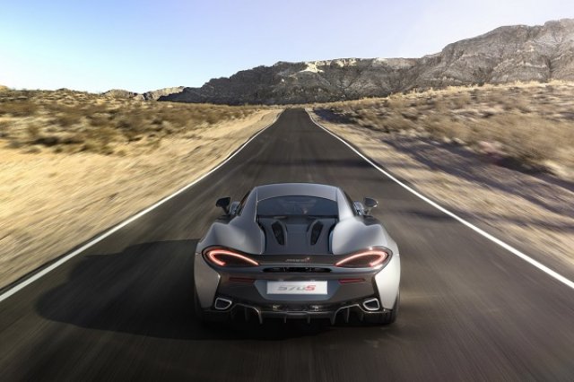 Базовият McLaren развива 100 км/час за 3,2 сек