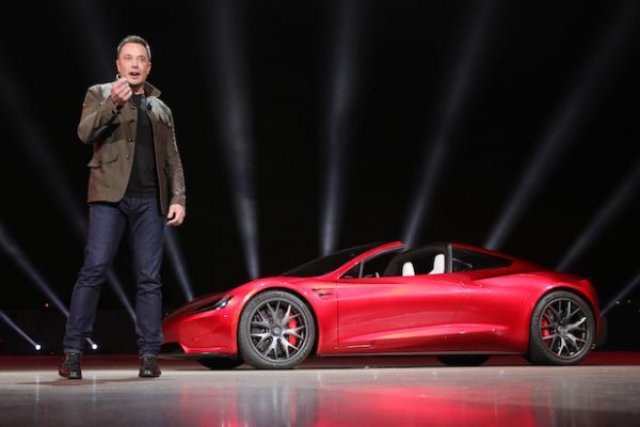 Мъск праща Tesla Roadster на Марс