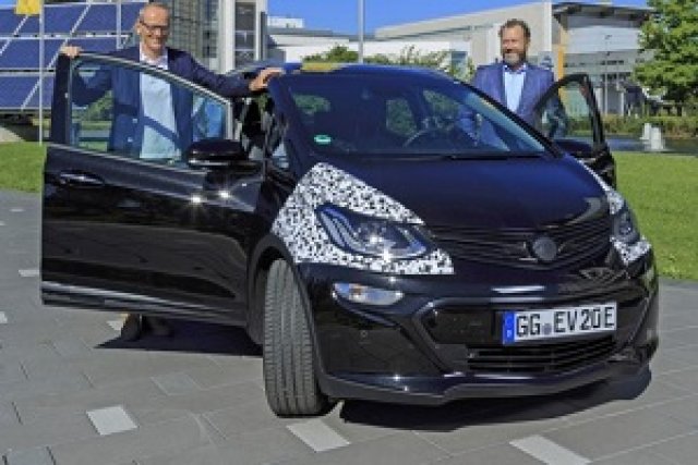 Шефът на GM тества нов модел Opel