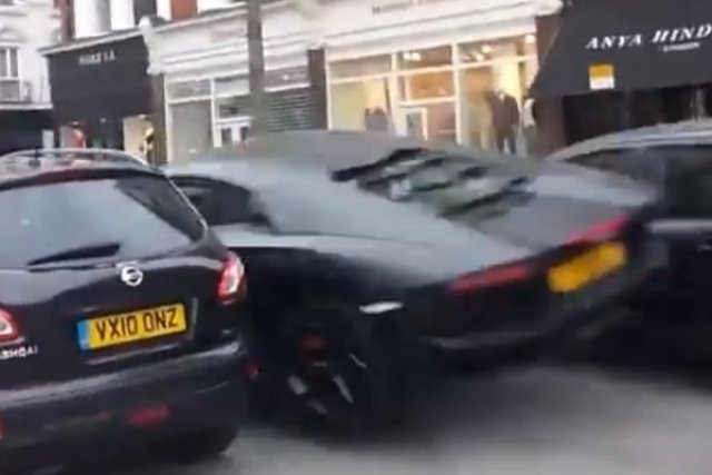 Lamborghini Aventador пострада при гонка в Лондон