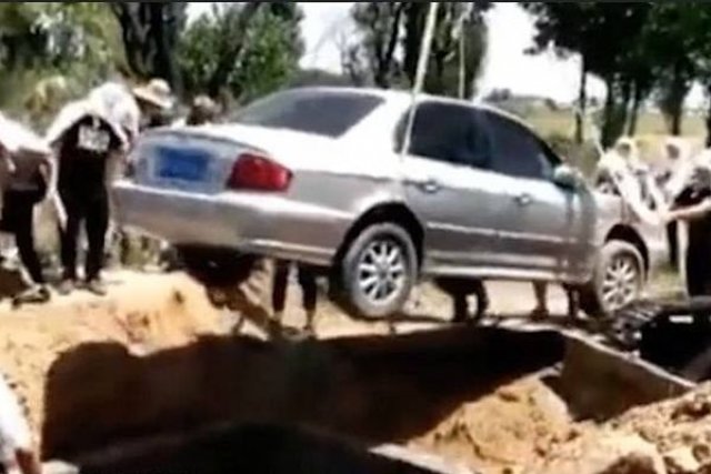 Погребаха китаец в любимата му кола (ВИДЕО)