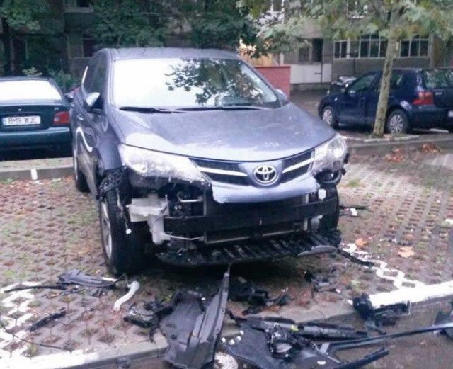 Кучета в Румънния изядоха Toyota RAV4
