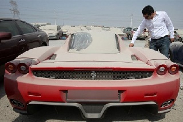 Продават изоставено Ferrari Enzo