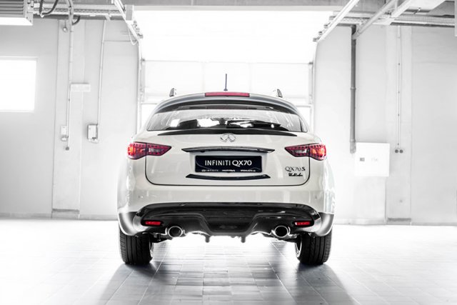 Infiniti QX70S BlackCarbon акостира в България