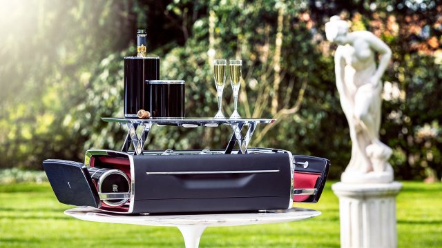 Rolls-Royce предлага комплект за шампанско на цената на ново BMW 