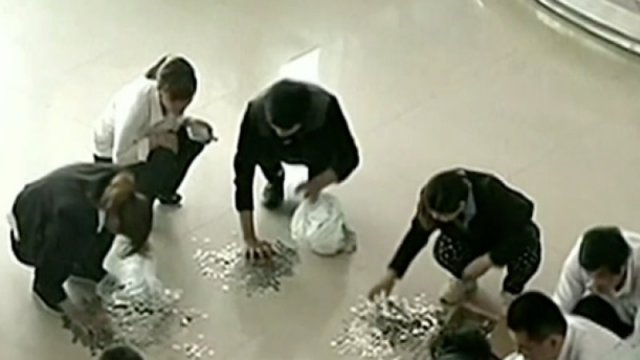 Китаец плати автомобил със 150 кг. монети