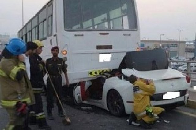 Ferrari California се мушна под автобус