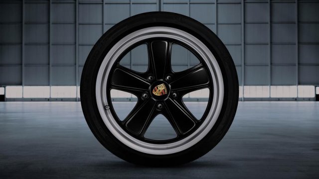 Защо логото на Porsche върху джантите е разположено странно