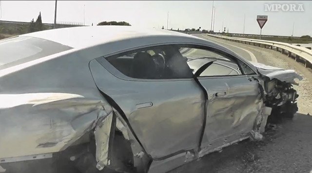 Сърфист направи неочакван краш-тест на Aston Martin Rapide