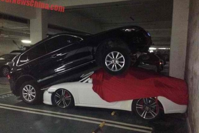 VW Touareg паркира върху Porsche 911