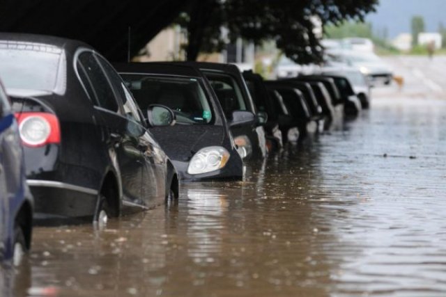 Дъждът вкара във воден капан 20 коли в софийски подлез
