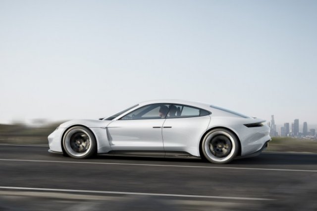Електромобилът на Porsche ще се предлага с два или с три мотора
