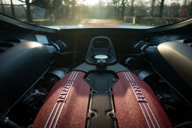 Във Ferrari не броят Tesla за конкурент