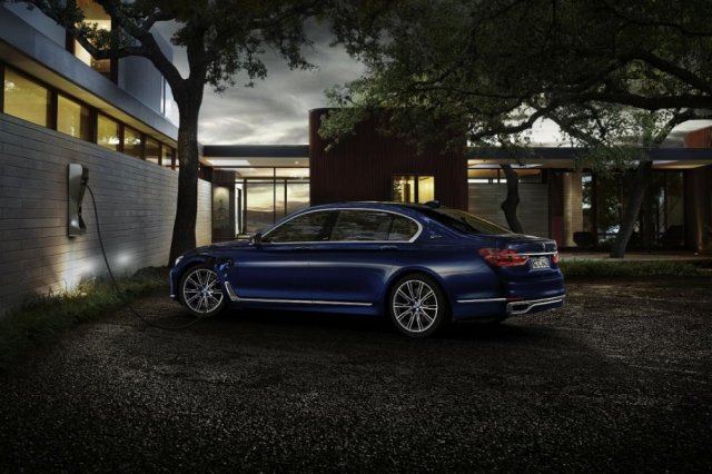 BMW отбелязва 100 години с уникална 7-Series 