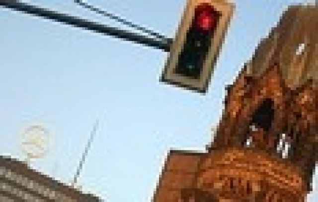 Ремонтират с хеликоптер берлинската звезда на Мерцедес