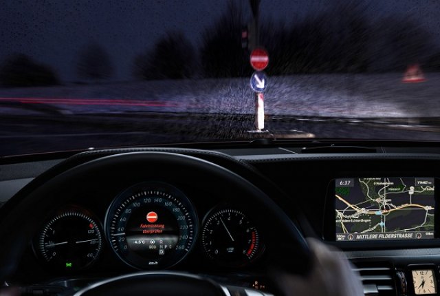 Mercedes-Benz ще разбира когато се движи в насрещното 