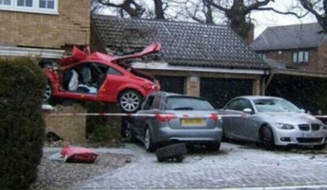 Англичанин вгради Audi TT в стена на къща